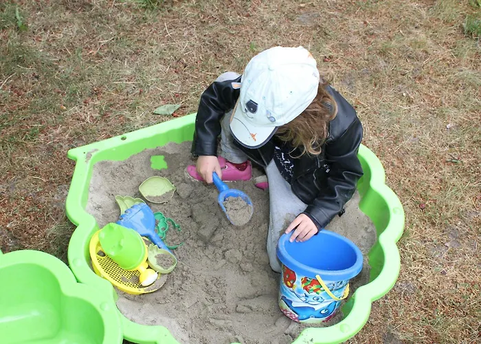 Holliday And Work بيشوفسفيردا